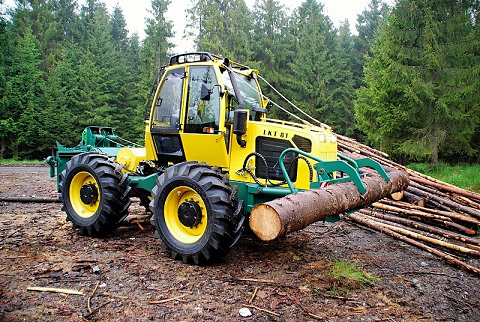 Špeciálny lesný kolesový traktor - 