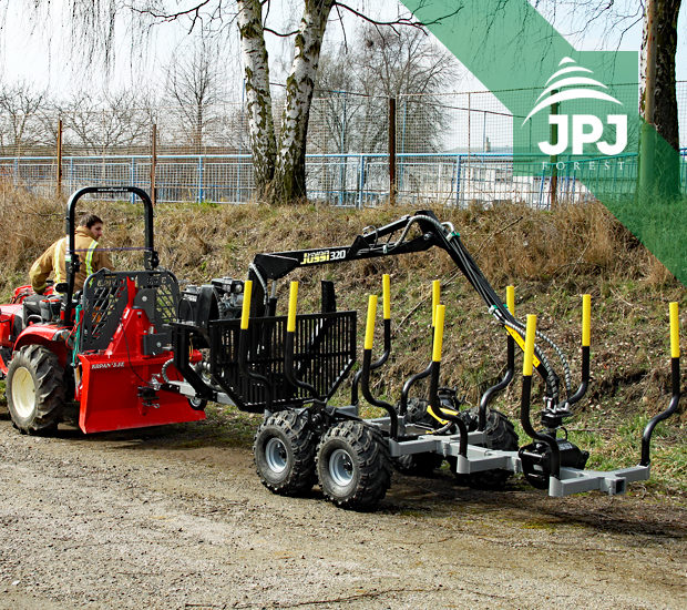 Vyvážačka dreva Vahva Jussi s dosahom hydraulickej ruky 3,2 m a malotraktor