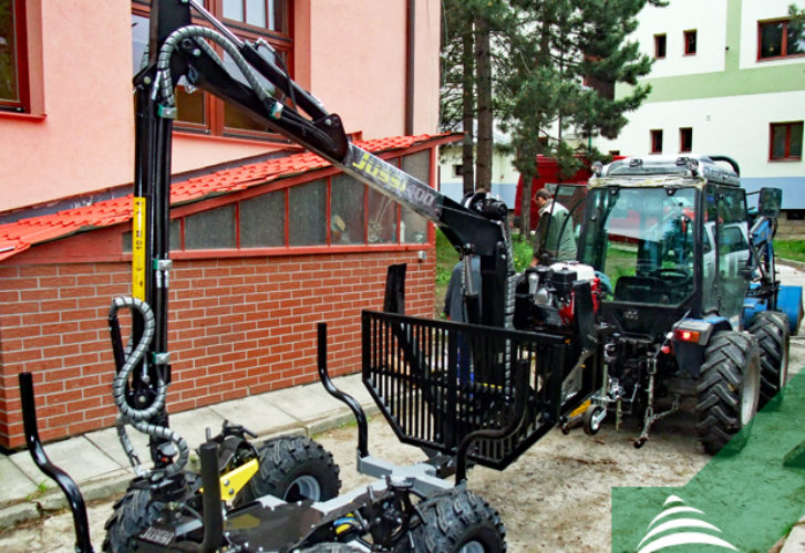 Vyvážacie vlek Vahva Jussi s dosahom hydraulickej ruky 4 m a pohonom kolies trakčnými valcami